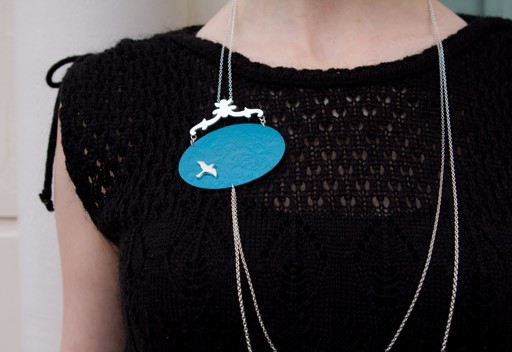 Oval brooch with chains in alumium and silver - seagull on turquoise